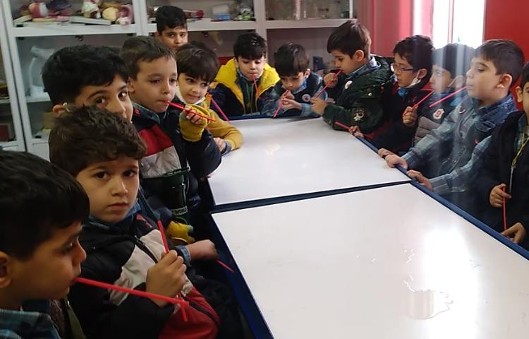 :علوم، آزمایش وجود هوا با استفاده از فوت کردن در نی