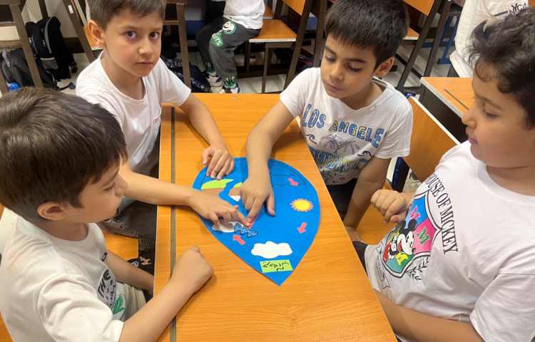 علوم : آشنایی دانش آموزان با چرخه ی آب و درک اهمیت آب در زندگی با اجرای دست ورزی چرخه ی آب