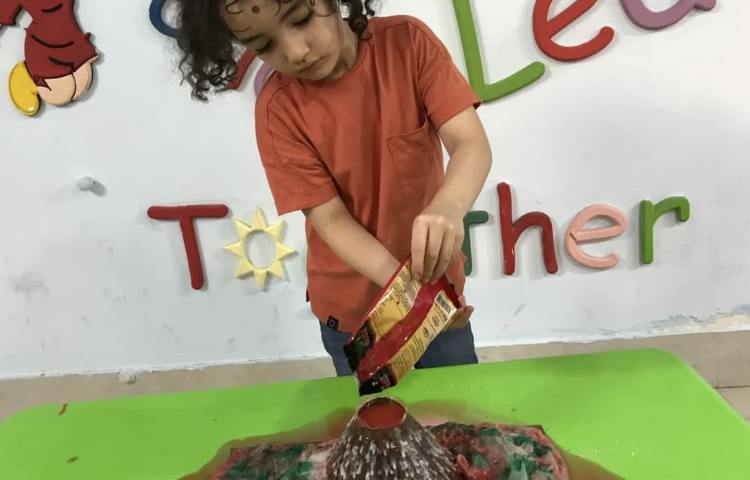 علوم( ازمایش کوه اتشفشان) 2