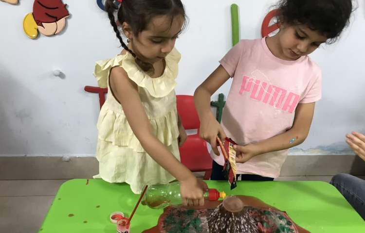 علوم( ازمایش کوه اتشفشان)