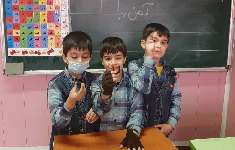 :علوم، انجام آزمایشات فصل آهن ربا، کلاس سیب 2