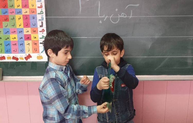 :علوم، انجام آزمایشات فصل آهن ربا، کلاس سیب 3