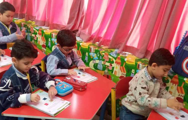 علوم (حس لامسه) به کمک نمد،پارچه،پنبه نرمی وزبری رو لمس کردند. 1