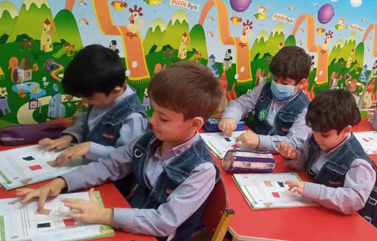 علوم (حس لامسه) به کمک نمد،پارچه،پنبه نرمی وزبری رو لمس کردند. 3