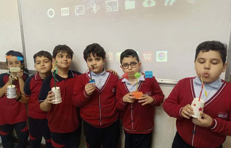 علوم فصل 4 درست کردن بادنما توسط دانش‌آموزان 2