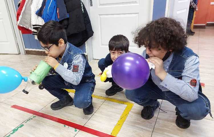 علوم : مسابقه‌ی ماشین‌های بادکنکی 1