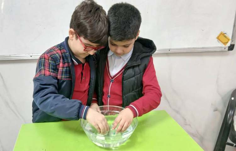 علوم _ چالش وجود یا عدم وجود هوا در لیوان وارونه شده در ظرف آب 1