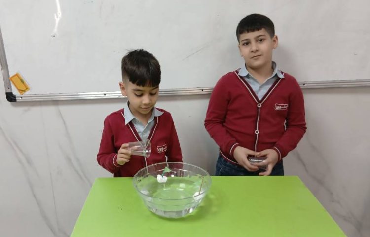 علوم _ چالش وجود یا عدم وجود هوا در لیوان وارونه شده در ظرف آب