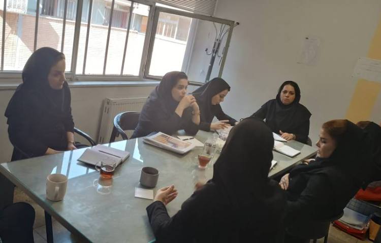 عکس از کلاس درسی و مشاوره و جلسات آموزشی و تقدیر از نماینده سال گذشته