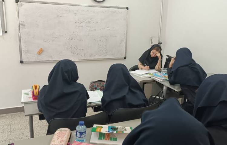 عکس از کلاس درسی و مشاوره و جلسات آموزشی و تقدیر از نماینده سال گذشته 3