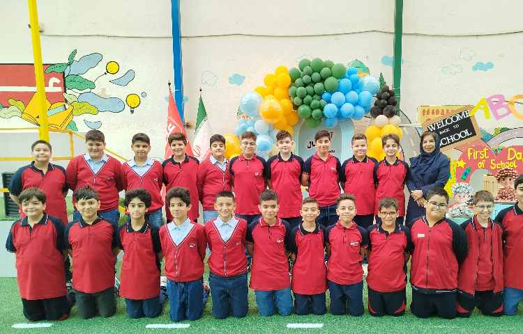 عکس دانش آموزان با معلم پایه روز اول مهر