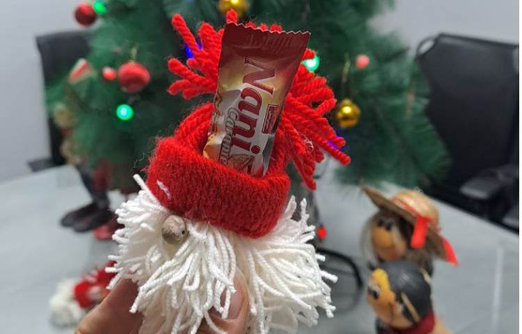 عکس یادگاری دانش آموزان و پرسنل برای کریسمس 3