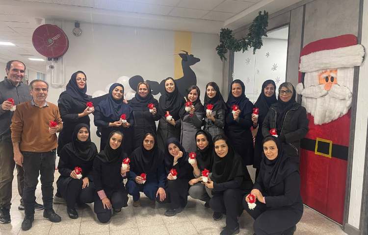 عکس یادگاری دانش آموزان و پرسنل برای کریسمس 4