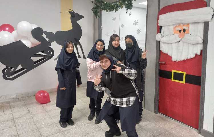 عکس یادگاری دانش آموزان و پرسنل برای کریسمس