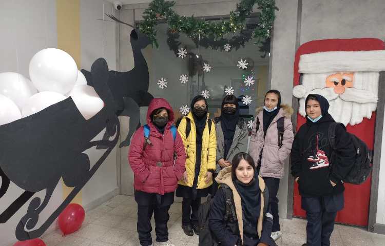 عکس یادگاری دانش آموزان و پرسنل در کنار بابانوئل 1