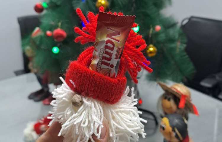 عکس یادگاری دانش آموزان و پرسنل در کنار بابانوئل 2