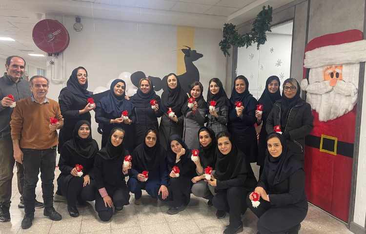 عکس یادگاری دانش آموزان و پرسنل در کنار بابانوئل 3