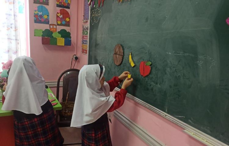 reviewing fruit using puzzles عکس 1