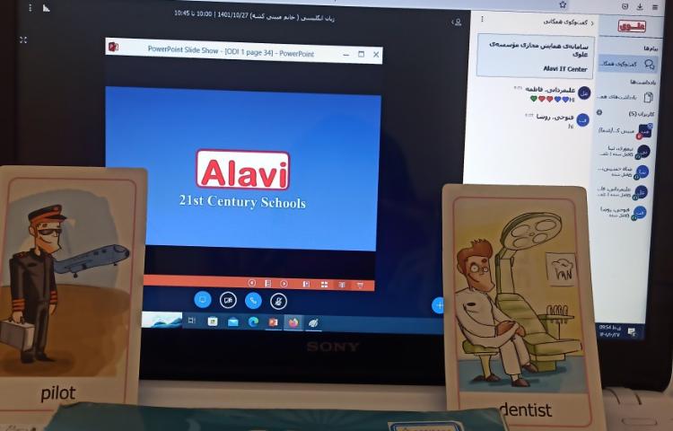 عکس Holding a general English online class 14