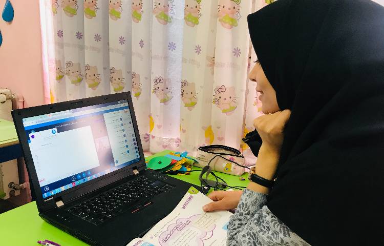 عکس Holding Online Classes 3