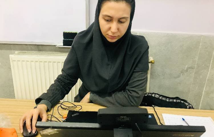 عکس Holding Online Classes 5