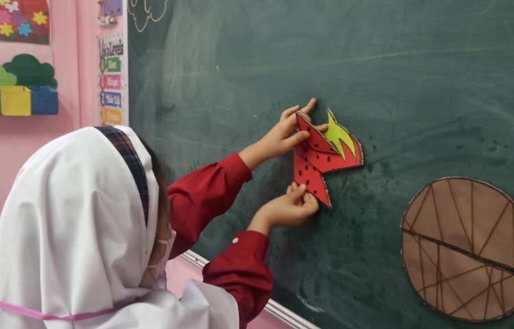 reviewing fruit using puzzles عکس