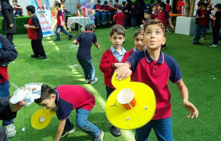 غوطه‌وری انگلیسی در حیاط مدرسه 1