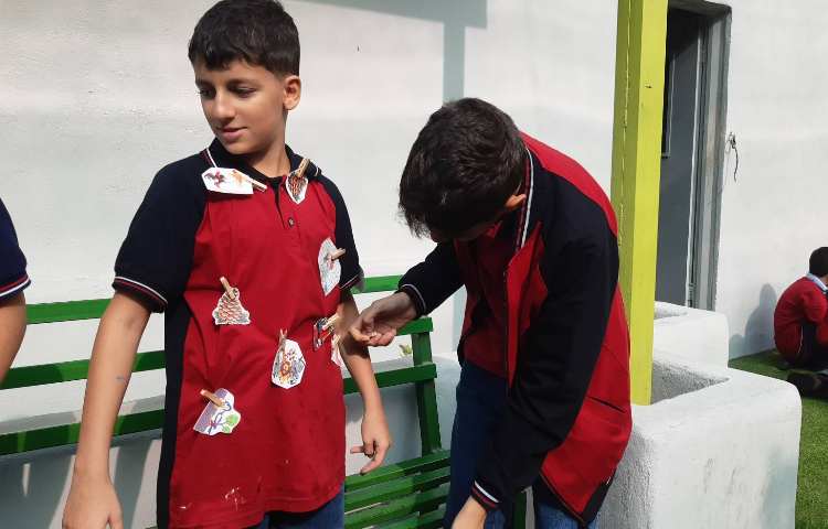 غوطه‌وری انگلیسی در حیاط مدرسه 1