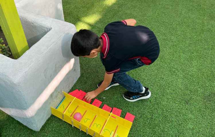 غوطه‌وری انگلیسی در حیاط مدرسه 1