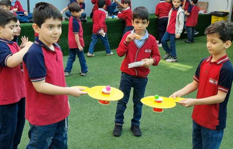 غوطه‌وری انگلیسی در حیاط مدرسه 1
