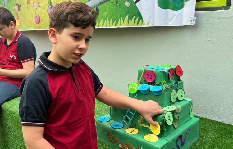 غوطه‌وری انگلیسی در حیاط مدرسه 2