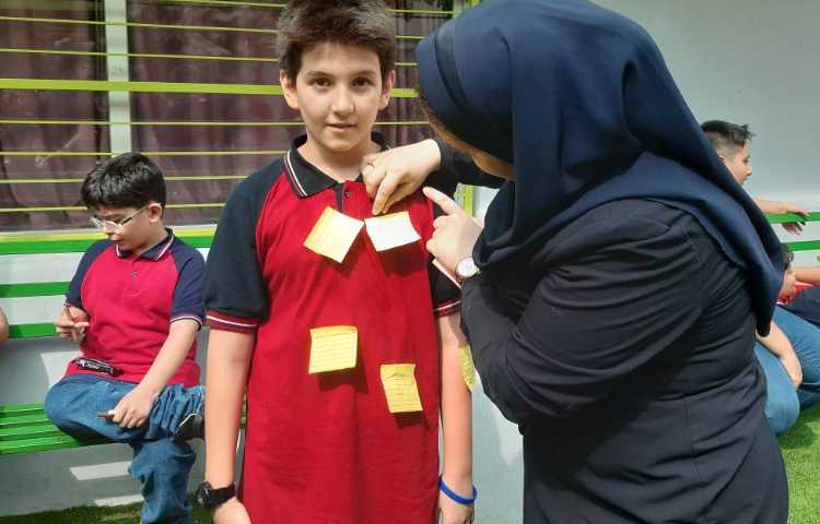 غوطه‌وری انگلیسی در حیاط مدرسه 3