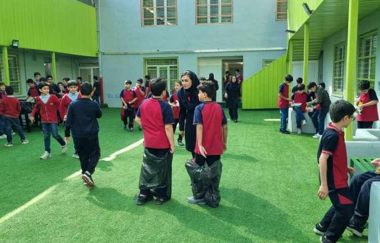غوطه‌وری انگلیسی در حیاط مدرسه 4