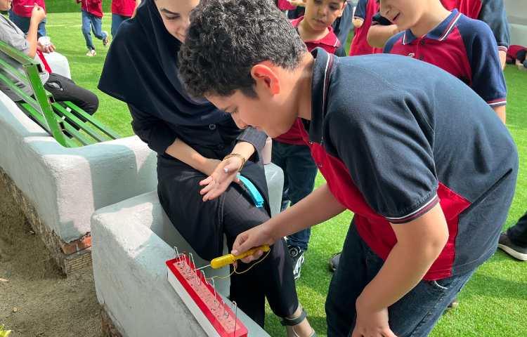 غوطه‌وری انگلیسی در حیاط مدرسه