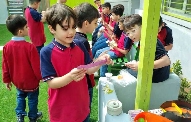 غوطه‌وری انگلیسی در حیاط مدرسه