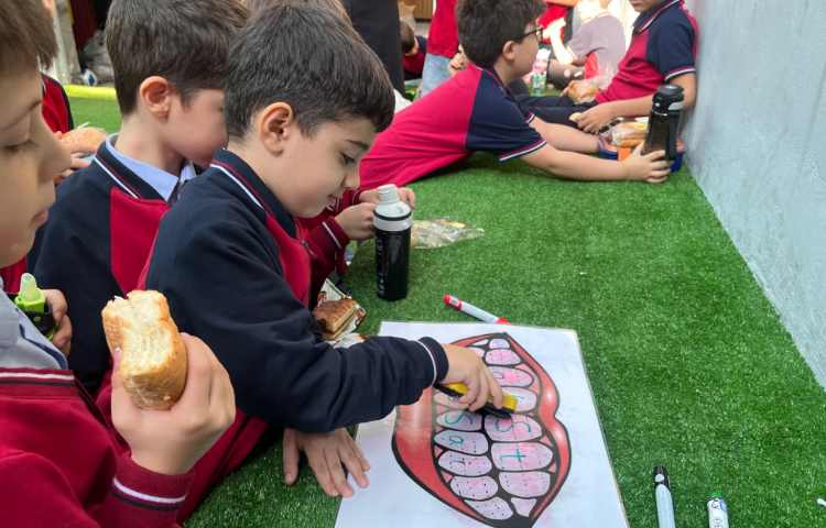 غوطه‌وری انگلیسی در حیاط مدرسه