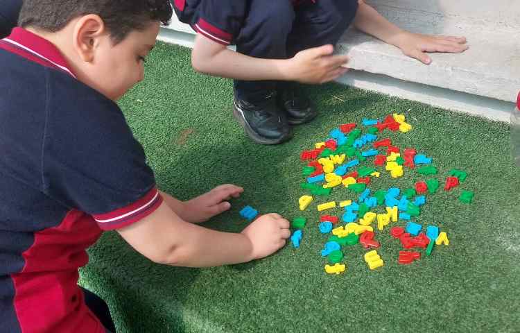 غوطه‌وری در زنگ تفریح توسط مدرس زبان 1