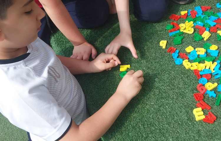 غوطه‌وری در زنگ تفریح توسط مدرس زبان 3