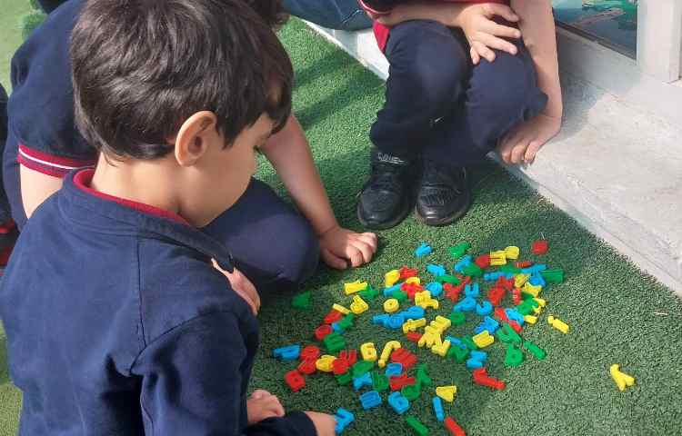 غوطه‌وری در زنگ تفریح توسط مدرس زبان 4