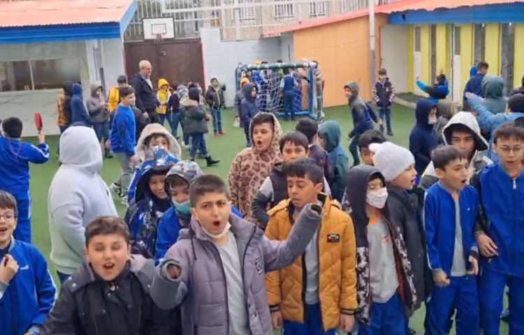 غوطه وری زنگ تفریح What I am song 1