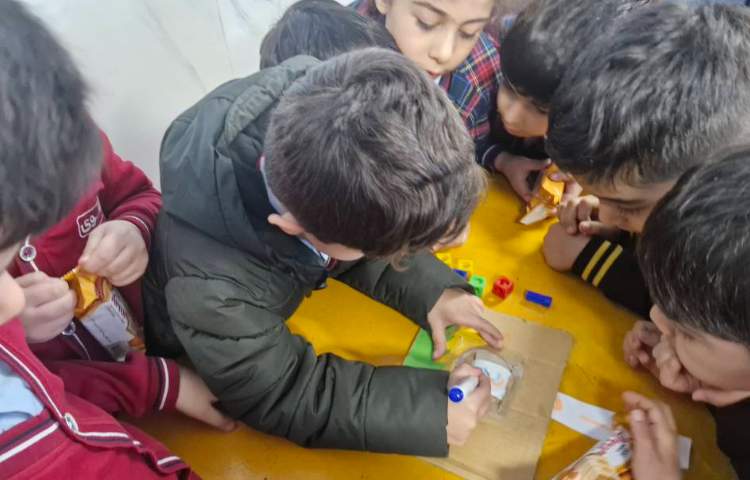 غوطه وری پیش دبستان در زنگ تفریح 1