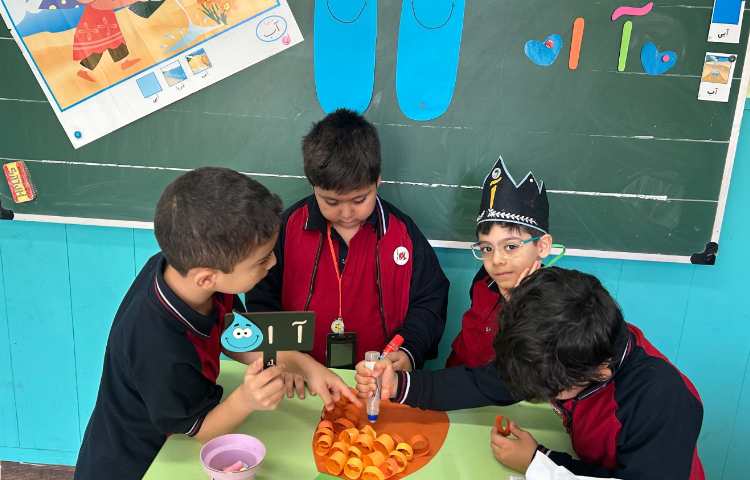 فارسی ، ایجاد انگیزه نشانه با کلاژ آناناس 1