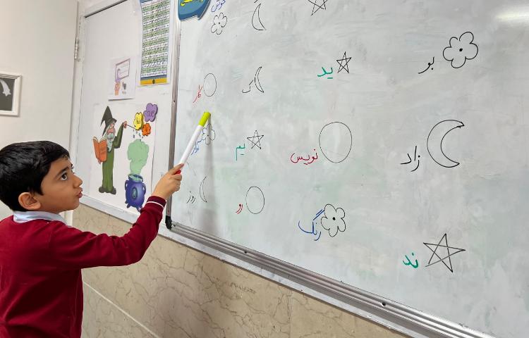 فارسی بازی جهت تثبیت یادگیری کلمات اُ استثنا و ساخت کلمه به کمک اشکال