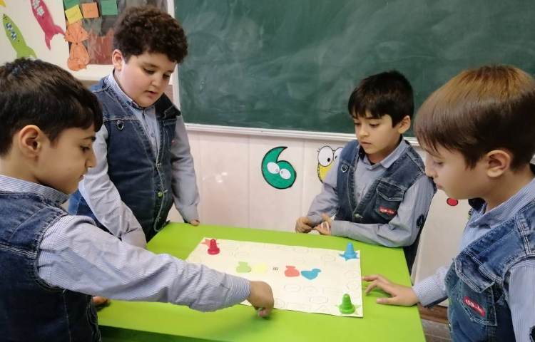 فارسی : بازی مخالف کلمات به صورت منچ 2