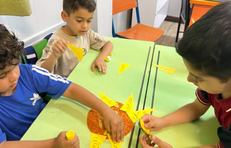 فارسی، بازی و دست ورزی -,- دوستی و ی میانجی 1