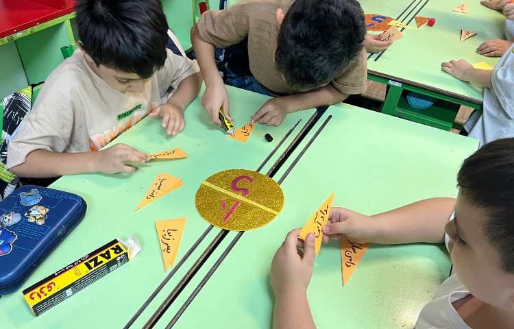 فارسی، بازی و دست ورزی -,- دوستی و ی میانجی