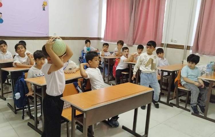 فارسی » بازی گروهی ( بازی با توپ) هدف» آشنایی با همکلاسی ها 1