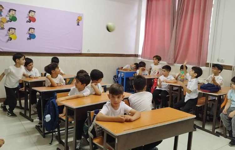 فارسی » بازی گروهی ( بازی با توپ) هدف» آشنایی با همکلاسی ها 2