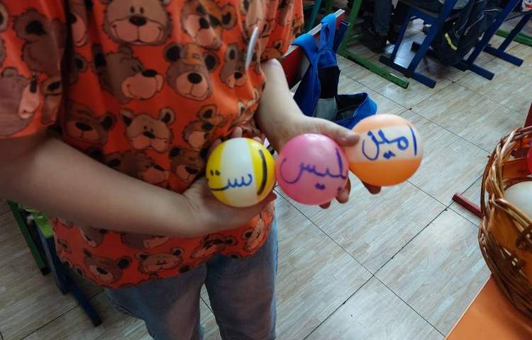 فارسی : بازی گروهی جمله‌سازی با توپ‌های رنگی 1