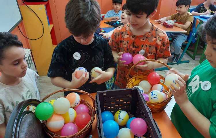 فارسی : بازی گروهی جمله‌سازی با توپ‌های رنگی